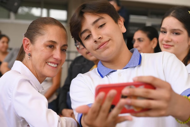 Sheinbaum advierte a estudiantes sobre el uso excesivo de redes sociales