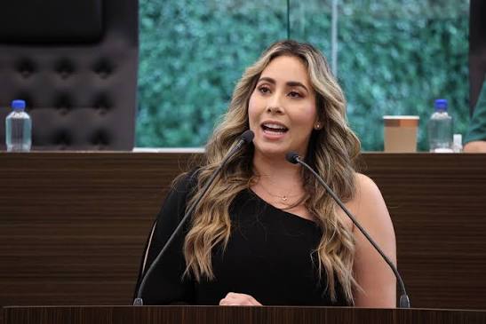 Andrea Tovar se registra en proceso interno de Morena Querétaro