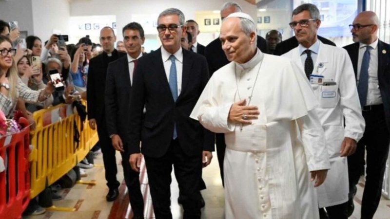 León XIV recibe el alta tras cirugía pulmonar y vuelve al Vaticano