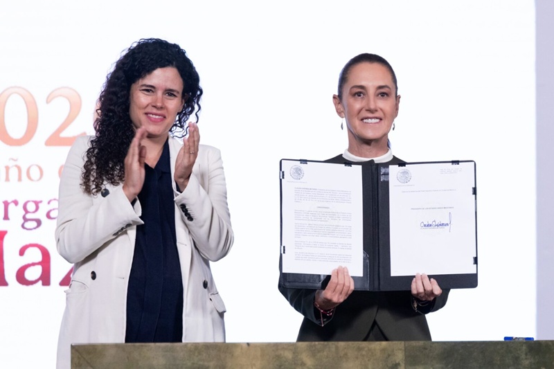 Sheinbaum firma decreto para proteger a menores en redes